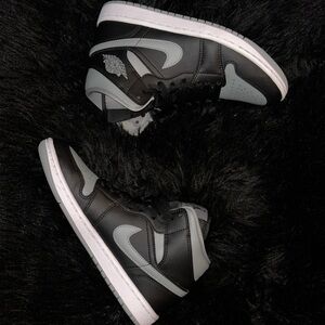 Jordan 1 Mid
Shadow (Women's)